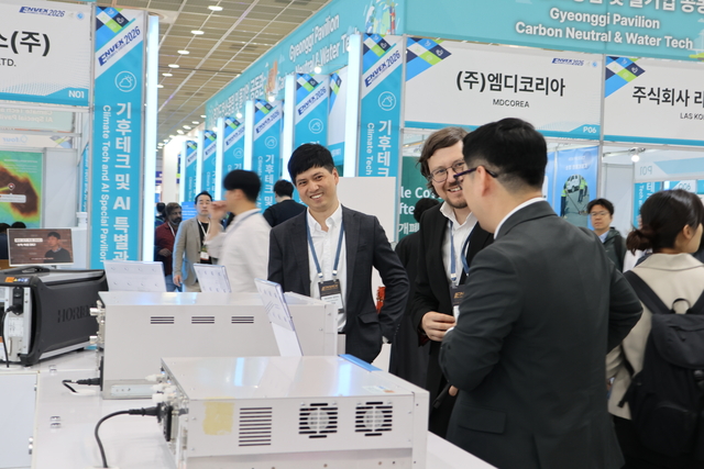 20일 서울 코엑스에서 열린 ‘제47회 국제환경산업기술&그린에너지전(ENVEX) 2026’에서 해외 바이어가 부스 앞 상담 테이블에서 기업 관계자의 설명을 듣고 있다. 사진=강승구 기자