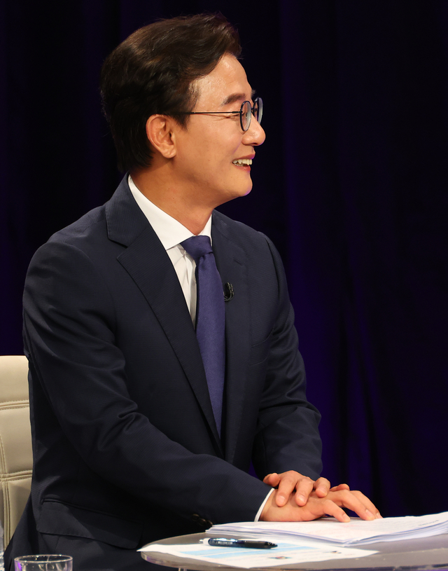 전재수 더불어민주당 부산시장 후보가 19일 오후 부산 KNN에서 진행된 부산시장 후보자 토론회에 앞서 박형준 국민의힘 후보와 대화를 나누고 있다. [연합뉴스]