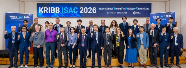 지난 20일 생명연 해외과학자문위원회 위원들이 '2026 KRIBB ISAC 2026'를 마치고 기념촬영을 하고 있다. 생명연 제공.
