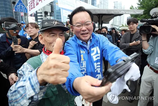 더불어민주당 김부겸 대구시장 후보가 대구 범어네거리에서 시민과 셀카를 찍고 있다. [연합뉴스]