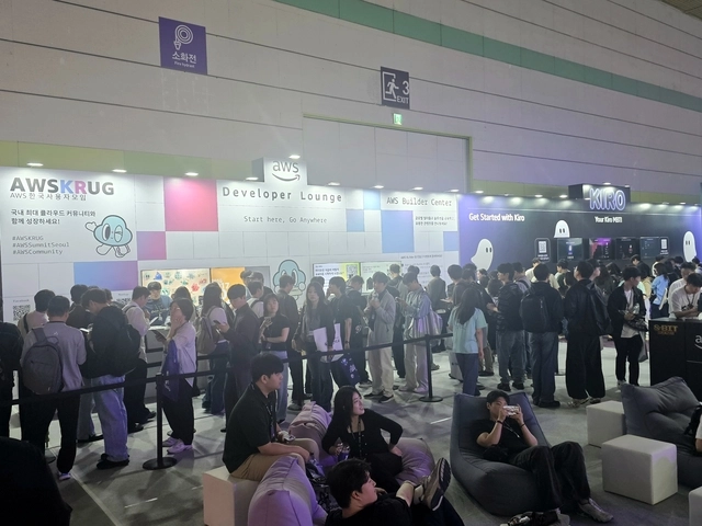 AWS 서밋 서울 2026 엑스포장에 개발자·엔지니어들이 모여있다. 팽동현 기자
