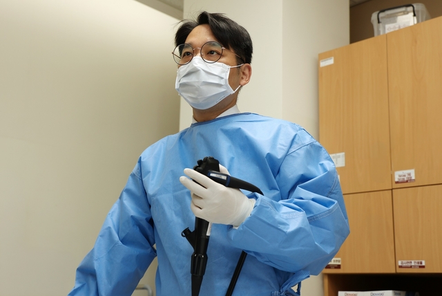 이윤 고려대학교 안암병원 소아청소년과 교수가 내시경을 시행하고 있다. 고대 안암병원 제공