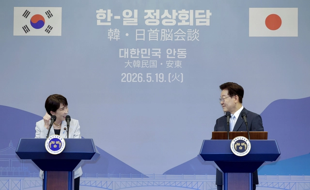 다카이치 사나에(왼쪽) 일본 총리가 지난 5월 19일 경북 안동 한 호텔에서 이재명 대통령과 정상회담을 마친 뒤 공동언론발표 일본 순서에서 발언하고 있다. [연합뉴스]