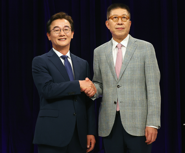 전재수 더불어민주당 부산시장 후보와 박형준 국민의힘 부산시장 후보가19일 오후 부산 KNN에서 진행된 부산시장 후보자 토론회에 앞서 악수하고 있다. [연합뉴스]