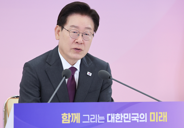 이재명 대통령이 21일 청와대에서 열린 대통령 자문회의·위원회 간담회에서 발언하고 있다.   [연합뉴스]