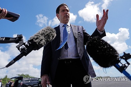 취재진과 대화하는 마코 루비오 미국 국무장관. 로이터=연합뉴스.