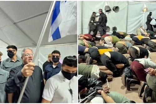 무릎을 꿇려진 채 바닥에 머리를 박고 있는 구호선단 활동가들과 이스라엘 국기를 흔드는 이타마르 벤-그비르 이스라엘 국가안보장관. 벤-그비르 장관 엑스 계정 캡처. 연합뉴스