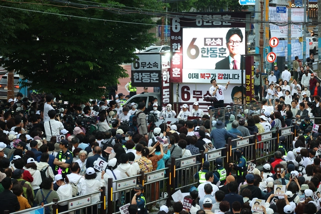 21일 오후 부산 북구 구포시장 쌈지공원에서 열린 무소속 한동훈 부산 북갑 국회의원 보궐선거 후보 출정식에서 지지자들이 연설을 듣고 있다. [연합뉴스]