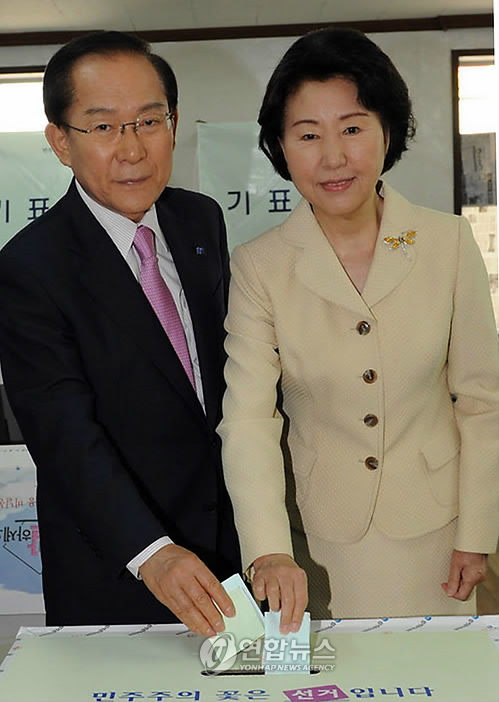 자유선진당 이회창 대표가 지난 2010년 6월 2일 오전 부인 한인옥씨와 함께 충남 예산군 예산읍 예산리 신성아파트관리사무소에 마련된 투표소를 찾아 투표를 한 뒤 기표용지를 투표함에 넣고 있다. [연합뉴스]