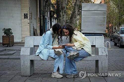지난해 9월 이란 테헤란 거리에서 인터넷 접속하는 주민들. AP 연합뉴스 자료사진