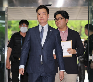 [속보] ‘김수현 명예훼손’ 김세의 구속…“증거인멸·도주 염려”