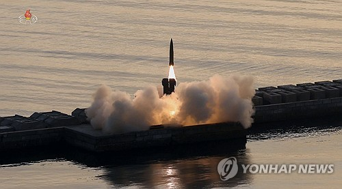 북한 미사일총국은 지난 4월 19일 김정은 국무위원장과 딸 주애가 참관한 가운데 개량된 지상 대 지상 전술탄도미사일 ‘화성포-11라’형 전투부(탄두) 위력 평가를 위한 시험발사를 진행했다고 조선중앙TV가 20일 보도했다. [조선중앙TV 화면]