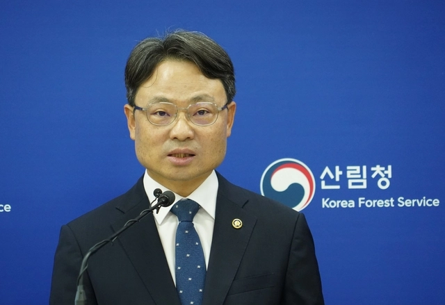 박은식 산림청장이 27일 정부대전청사에서 지난 1년간 산림분야 주요 성과에 대해 브리핑하고 있다. 산림청 제공.

