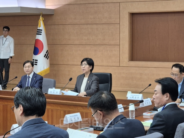 국민연금기금운용위원장인 정은경 보건복지부 장관이 28일 정부서울청사에서 열린 국민연금기금운용위원회에서 모두발언하고 있다. 사진=강승구 기자