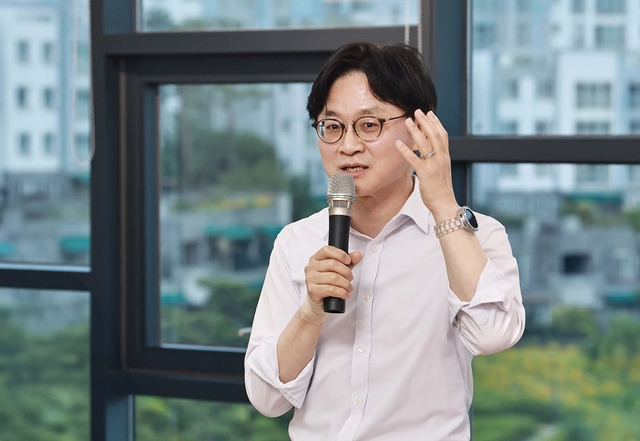김정관 산업통상부 장관이 27일 세종시 한 식당에서 열린 출입기자단 간담회에서 질문에 답하고 있다.