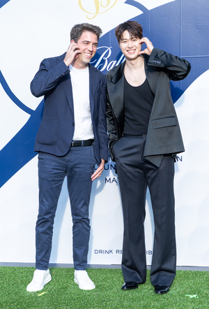 [포토] 포즈 취하는 미겔 파스칼 전무와 배우 공명