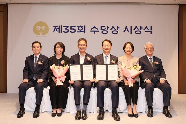 김윤(왼쪽부터) 삼양그룹 회장(수당재단 이사장), 황일두 포항공과대학교 석천석좌교수 내외, 조성배 연세대학교 교수 내외, 진정일 수당상 운영위원장이 지난 27일 서울 소공동 롯데호텔에서 '제35회 수당상 시상식'에서 기념촬영을 하고 있다. 삼양그룹 제공
