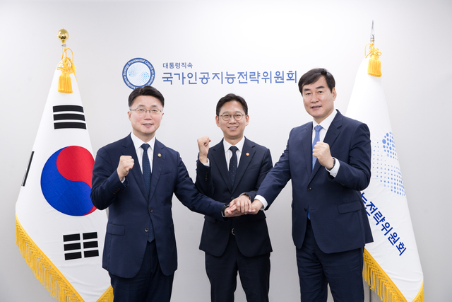 배경훈(가운데) 국가인공지능전략위원회 부위원장이 28일 오전 서울 중구 서울스퀘어에서 류제명(왼쪽) 과학기술정보통신부 제2차관, 김창섭(오른쪽) 국가정보원 제3차장과 함께 국내 첫 ‘보안취약점 상시 신고조치제’ 시범사업 추진 관련 세리머니를 하고 있다. AI전략위 제공