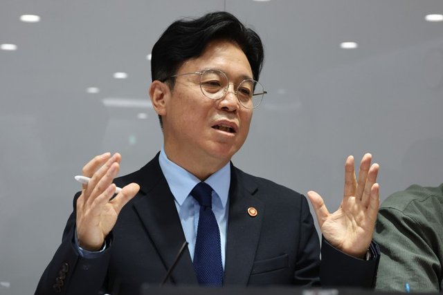 김영훈 고용노동부 장관이 27일 정부세종청사 고용노동부 기자실에서 열린 출입기자단 차담회에서 국민주권정부 1년간 이룬 성과와 삼성전자 노사문제 등 노동 현안에 대해 발언하고 있다. [연합뉴스]