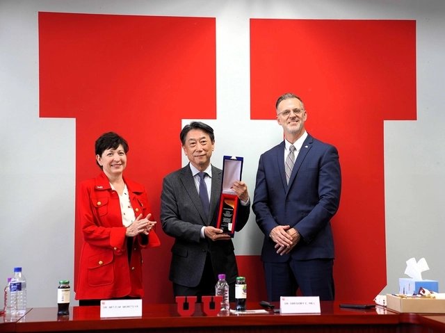 밋지 몬토야 유타대학교 부총장(왼쪽), 오준 진주 K-기업가정신 국제포럼 조직위원장(가운데), 그레고리 힐 유타대학교 아시아캠퍼스 대표(오른쪽)가 글로벌 교육 및 국제협력 증진에 기여한 공로로 감사패를 받은 후 기념촬영을 하고 있다.(유타대학교 아시아캠퍼스 제공)