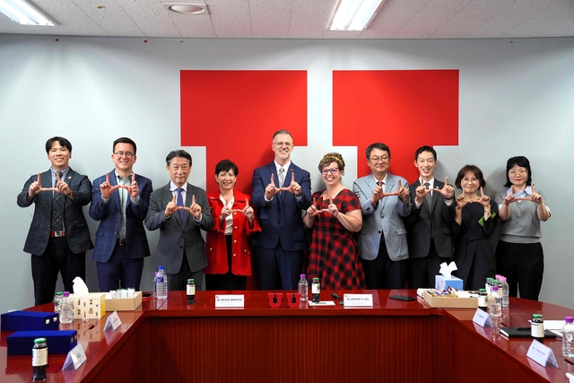 유타대학교 아시아캠퍼스 관계자와 미국 및 한국 주요 인사들이 유타대학교의 시그니처 ‘U’ 포즈를 취하며 기념촬영을 하고 있다.(유타대학교 아시아캠퍼스 제공)