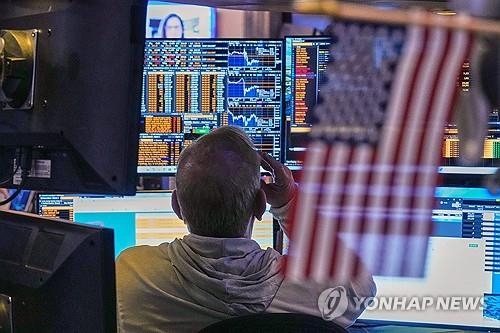 뉴욕 증권거래소의 트레이더. AP=연합뉴스.