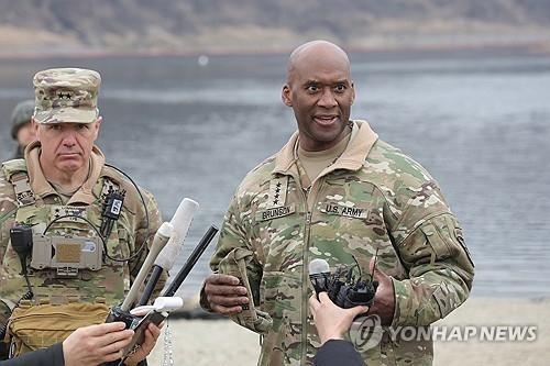 3월14일 경기도 연천군 임진강에서 실시된 한미연합 도하훈련에서 제이비어 브런슨 한미연합사령관이 취재진과 인터뷰하고 있다. 연합뉴스