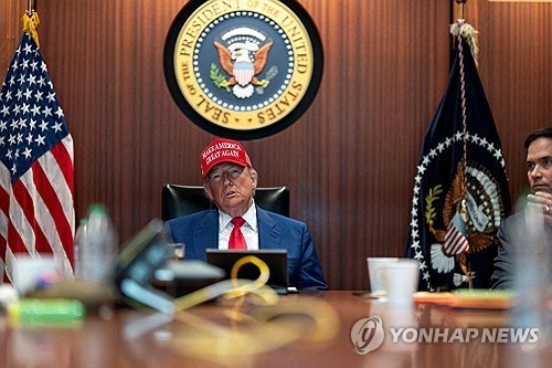 작년 6월 이란 핵시설 공습 당시 백악관 상황실의 도널드 트럼프 미국 대통령. 로이터 연합뉴스 자료사진.