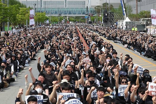 지난 4월 23일 경기도 평택시 삼성전자 평택캠퍼스 앞에서 열린 삼성전자 노동조합 공동투쟁본부의 ‘투쟁 결의대회’에서 조합원들이 구호를 외치고 있다. 연합뉴스