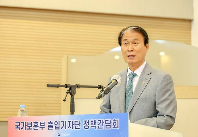 권오을 국가보훈부 장관이 29일 서울 용산구 국방컨벤션센터에서 열린 국가보훈부 출입기자단 정책간담회에서 발언하고 있다. [사진 = 국가보훈부]