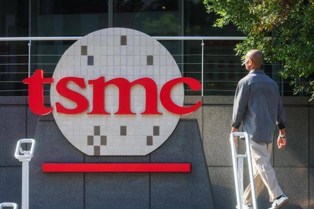 대만 신주(新竹) 소재 TSMC 본사의 회사 로고. 인공지능(AI) 열풍에 따른 반도체 수요 폭증으로 대만 경제가 급성장하고 있다. AP 연합뉴스
