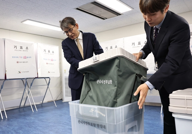노태악 중앙선거관리위원회 위원장이 28일 서울 서대문구 서부교육지원청에 마련된 제9회 전국동시지방선거 사전투표소를 찾아 새로 변경된 관내사전투표함을 살펴보고 있다. [연합뉴스]