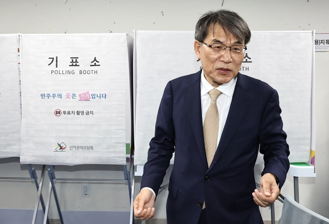 노태악 중앙선거관리위원회 위원장이 28일 서울 서대문구 서부교육지원청에 마련된 제9회 전국동시지방선거 사전투표소를 찾아 준비상황을 점검하고 있다. [연합뉴스]