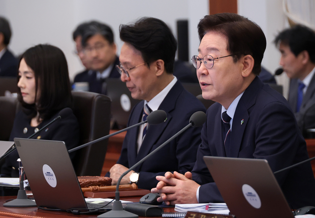 이재명 대통령이 2일 청와대에서 국무회의 겸 비상경제점검회의를 주재하고 있다.   [연합뉴스]