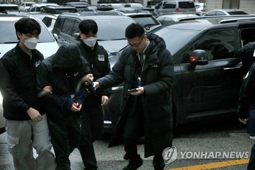 경기도 의정부시 가능동 의정부지방법원에서 지난해 11월 27일 아동학대살해 혐의로 구속영장이 청구된 친모 A씨(25)와 계부 B씨(33)가 구속 전 피의자 심문을 위해 법정으로 이동하고 있다.   [연합뉴스]