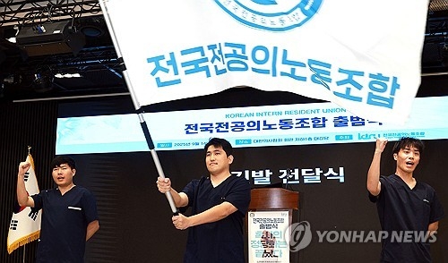 2025년 9월 14일 서울 용산구 대한의사협회에서 열린 전국전공의노동조합 출범식에서 유청준 위원장이 노조 깃발을 펄럭이고 있다. [연합뉴스]