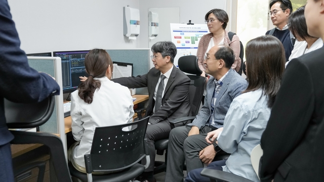 임승관 질병관리청장이 5월 8일 광주광역시 동구 전남대학교병원을 방문해 ASP 전담팀 운영 현황과 활동을 점검하고 있다. [질병관리청 제공]