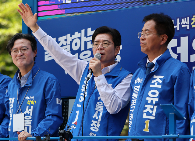 정원오 더불어민주당 서울시장 후보가 2일 서울 여의도우체국 인근에서 시민들에게 지지를 호소하고 있다. 연합뉴스