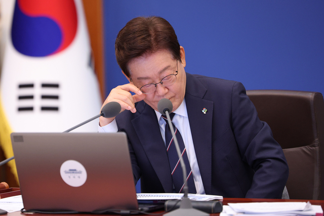 이재명 대통령이 2일 청와대에서 열린 국무회의 겸 비상경제점검회의에서 자료를 보고 있다. 연합뉴스