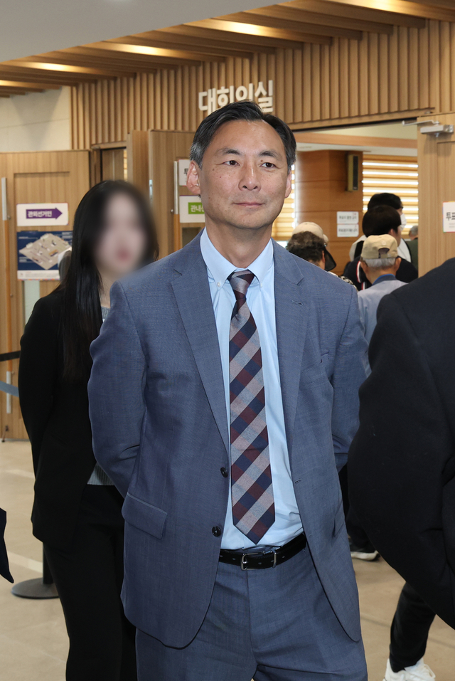 ‘부정선거론자’ 모스 탄(한국명 단현명) 미국 리버티대 교수가 29일 사전투표가 진행되고 있는 경기도 평택시 안중읍 행정복지센터를 방문하고 있다. 연합뉴스