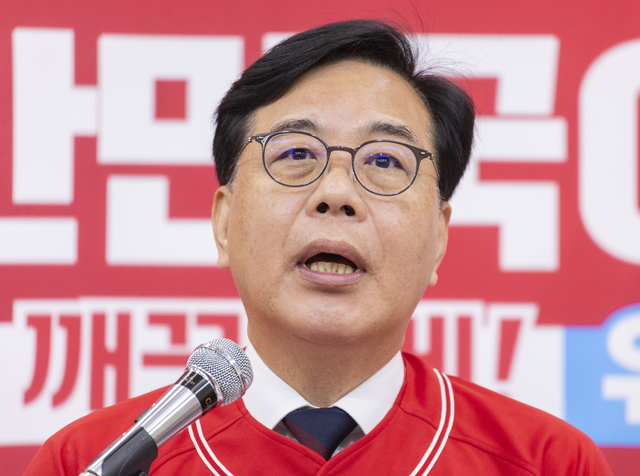 국민의힘 송언석 공동선거대책위원장이 6·3 지방선거와 재보선 본투표를 하루 앞둔 2일 국회에서 호소문 발표를 하고 있다.