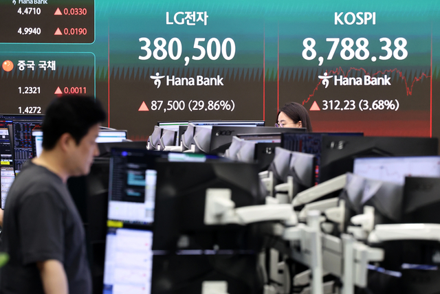 코스피가 전장보다 312.23포인트(3.68%) 오른 8788.38에 장을 마치며 종가 기준 사상 최고치를 경신한 1일 서울 하나은행 본점 딜링룸에서 딜러들이 업무를 보고 있다. [연합뉴스]