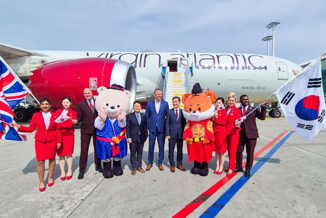 지난 4월 14일 인천공항 제2여객터미널 계류장에서 열린 버진 애틀랜틱 항공의 인천-런던 신규취항 기념행사. 김범호 인천국제공항공사 직무대행(사진 왼쪽에서 일곱 번째)이 버진 애틀랜틱 항공 코닐 코스터(Corneel Koster) 사장(사진 왼쪽에서 여섯 번 째) 및 관계자들과 기념촬영을 하고 있다.    인천공항공사 제공
