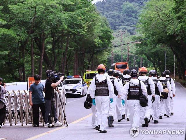 대전 유성구 외삼동 한화에어로스페이스 대전사업장 안으로 2일 경찰 관계자들이 들어가고 있다. [연합뉴스]