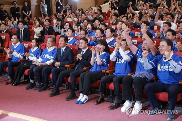 더불어민주당 정청래 총괄상임선거대책위원장과 한병도 공동상임선대위원장, 이시종 공동상임선대위원장이 3일 국회 의원회관에 마련한 제9회 전국동시지방선거·국회의원 재보궐선거 개표상황실에서 출구조사 결과를 차분하게 지켜보고 있다. 연합뉴스

