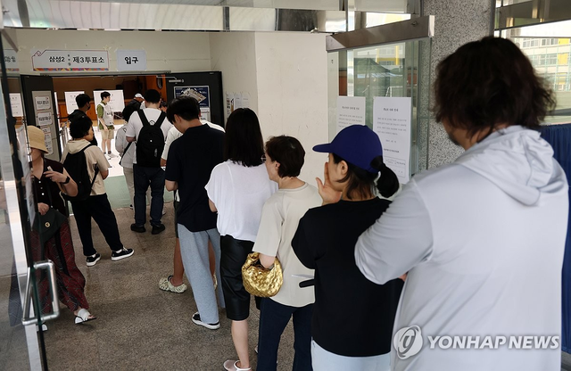 제9회 전국동시지방선거일인 3일 서울 언주중학교에 마련된 삼성2동제3투표소. 연합뉴스