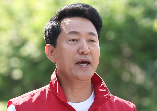 국민의힘 오세훈 서울시장 후보가 2일 서울 효창공원역 인근에서 기자간담회를 하고 있다.  [연합뉴스]