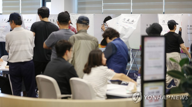 제9회 전국동시지방선거 본투표가 치러지는 3일 오전 대구 수성구 사월책문화센터 내 도서관에 설치된 투표소. 연합뉴스