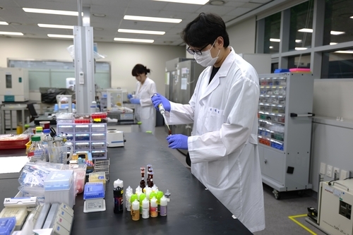 서울시보건환경연구원의 한 연구원이 액상 전자담배를 검사하고 있다. [서울시보건환경연구원 제공]