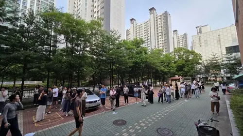 3일 오후 서울 송파구 잠실2동 6투표소로 추정되는 지방선거 투표소 현장에서 투표용지 부족 사태로 한표를 행사하지 못한 유권자 100여명이 줄을 서 있는 것으로 전해졌다. [연합뉴스 독자 제공 사진]